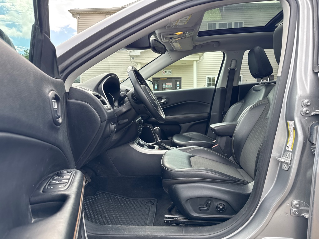 Photo 10 of this JEEP COMPASS
