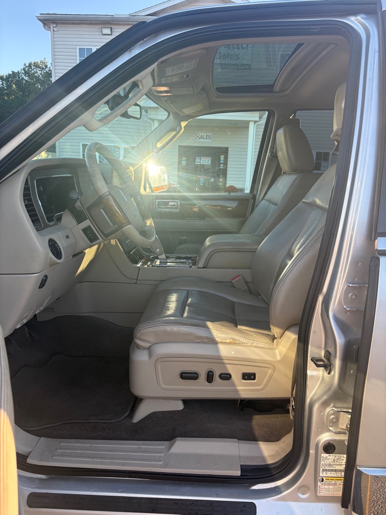 Photo 9 of this LINCOLN NAVIGATOR