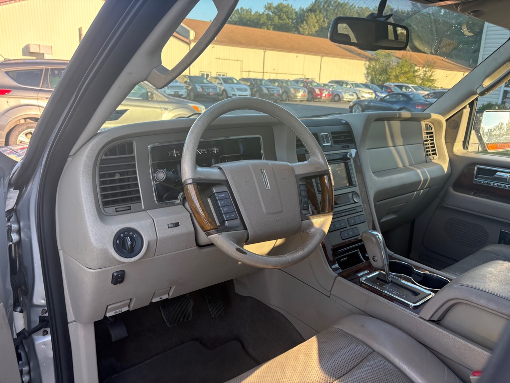 Photo 14 of this LINCOLN NAVIGATOR