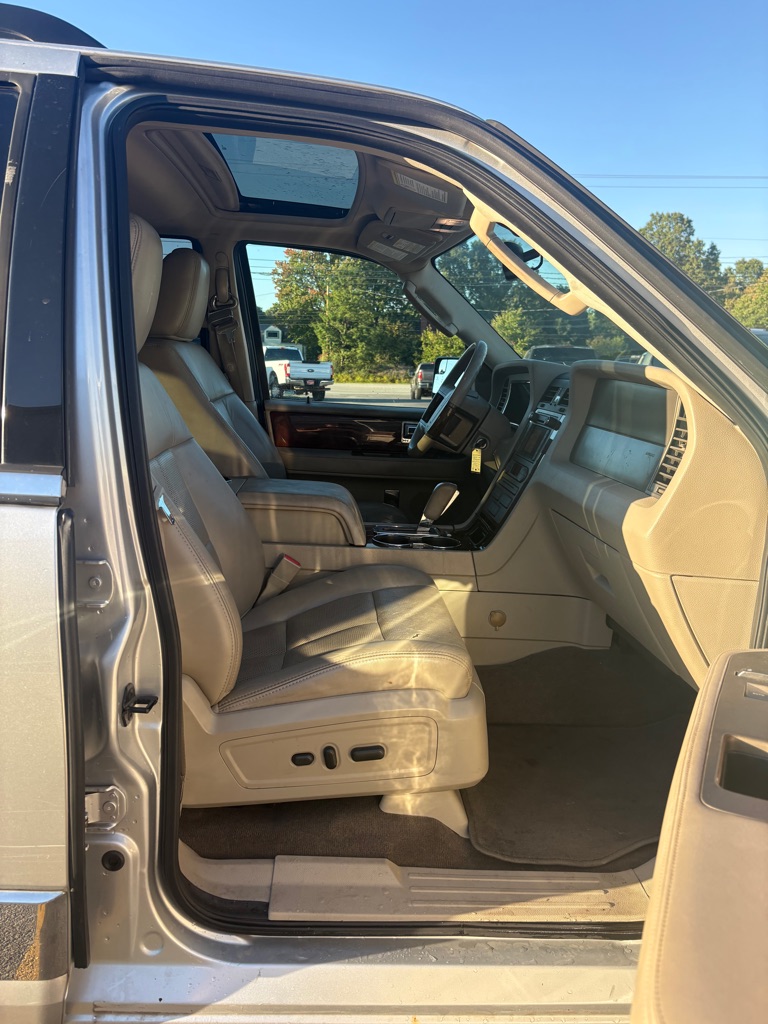 Photo 11 of this LINCOLN NAVIGATOR
