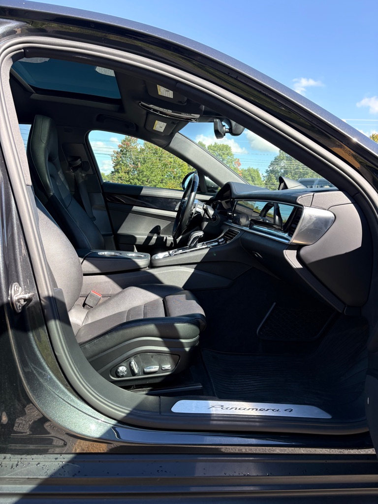 Photo 12 of this PORSCHE PANAMERA