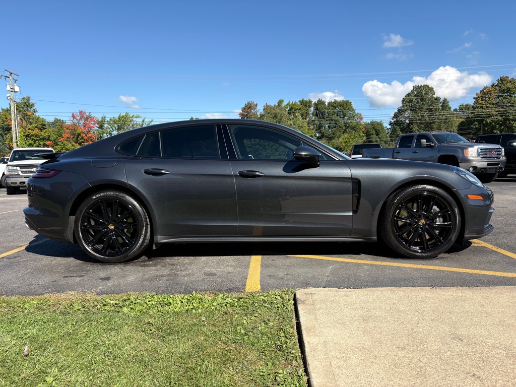 Photo 5 of this PORSCHE PANAMERA
