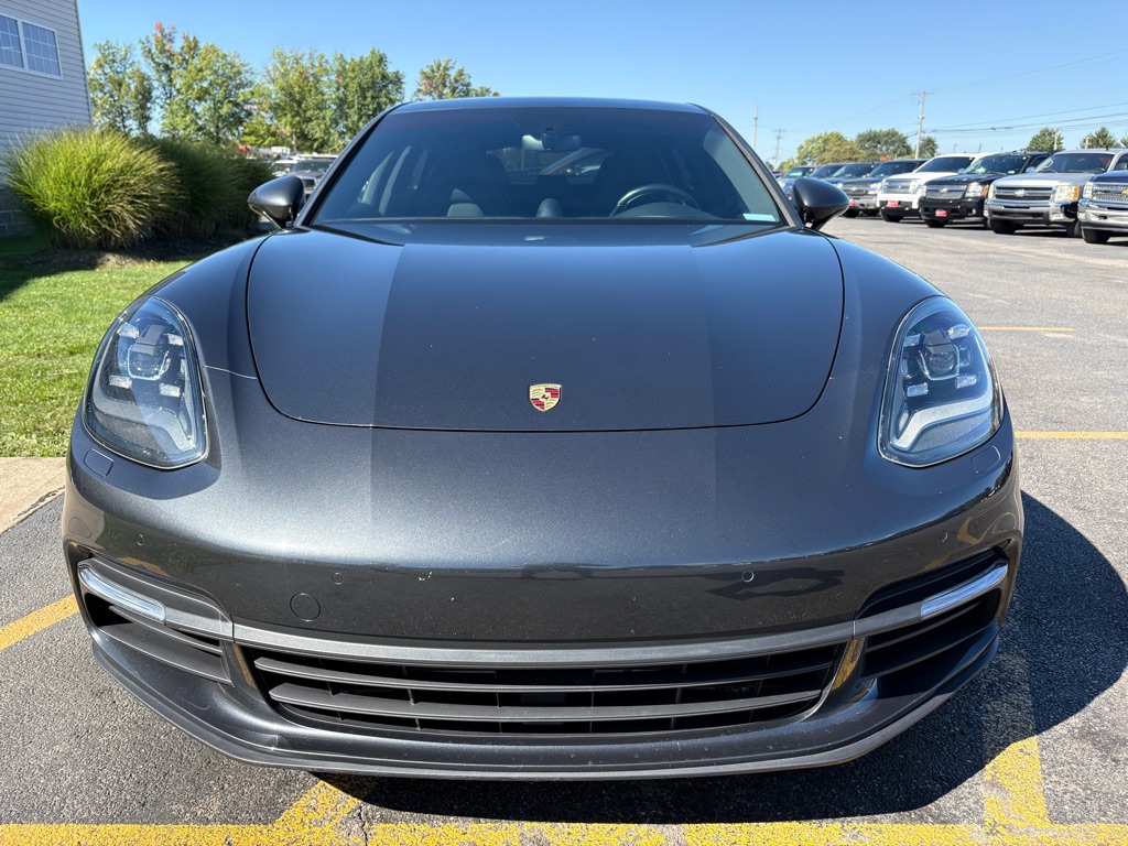 Photo 3 of this PORSCHE PANAMERA