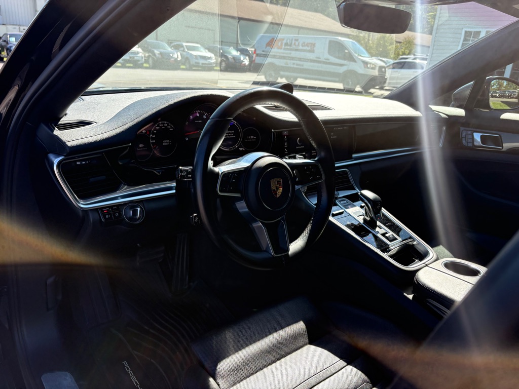 Photo 16 of this PORSCHE PANAMERA