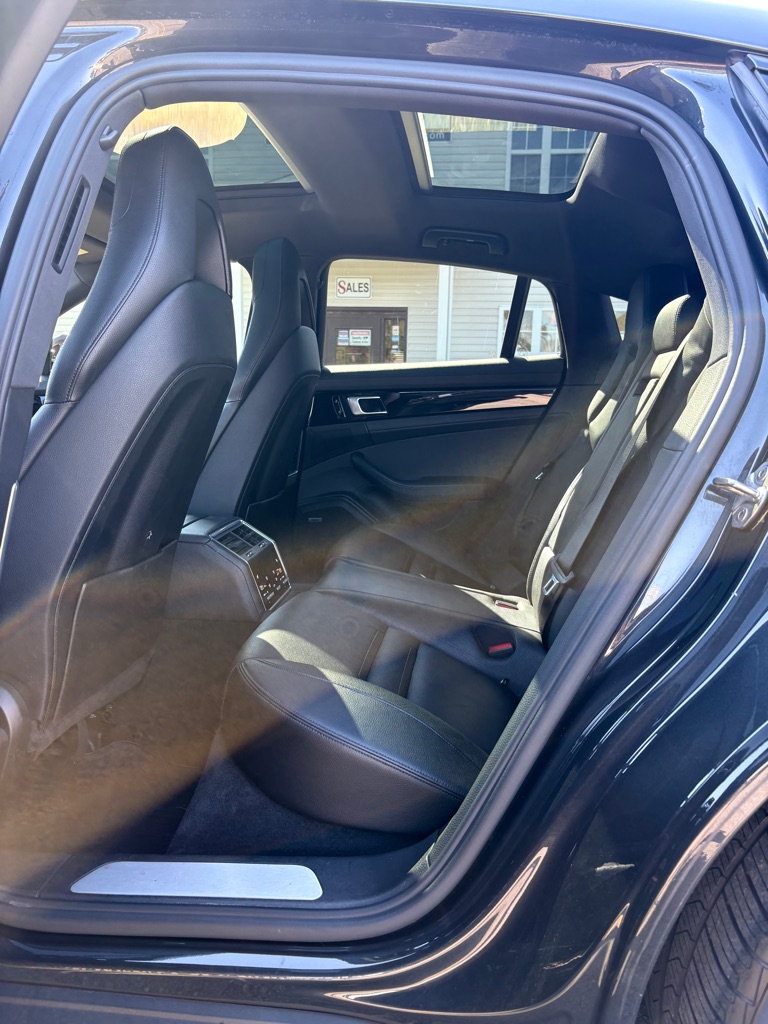 Photo 11 of this PORSCHE PANAMERA