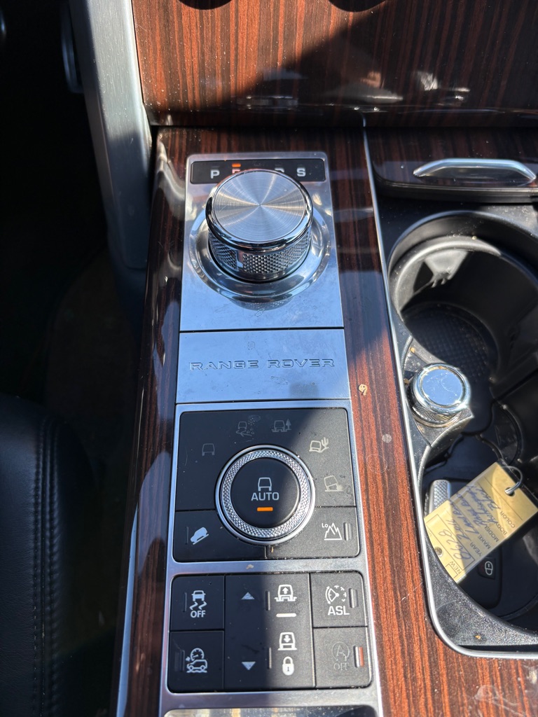 Photo 19 of this LAND ROVER RANGE ROVER