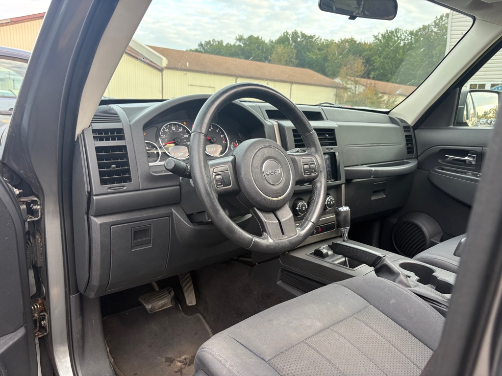 Photo 13 of this JEEP LIBERTY