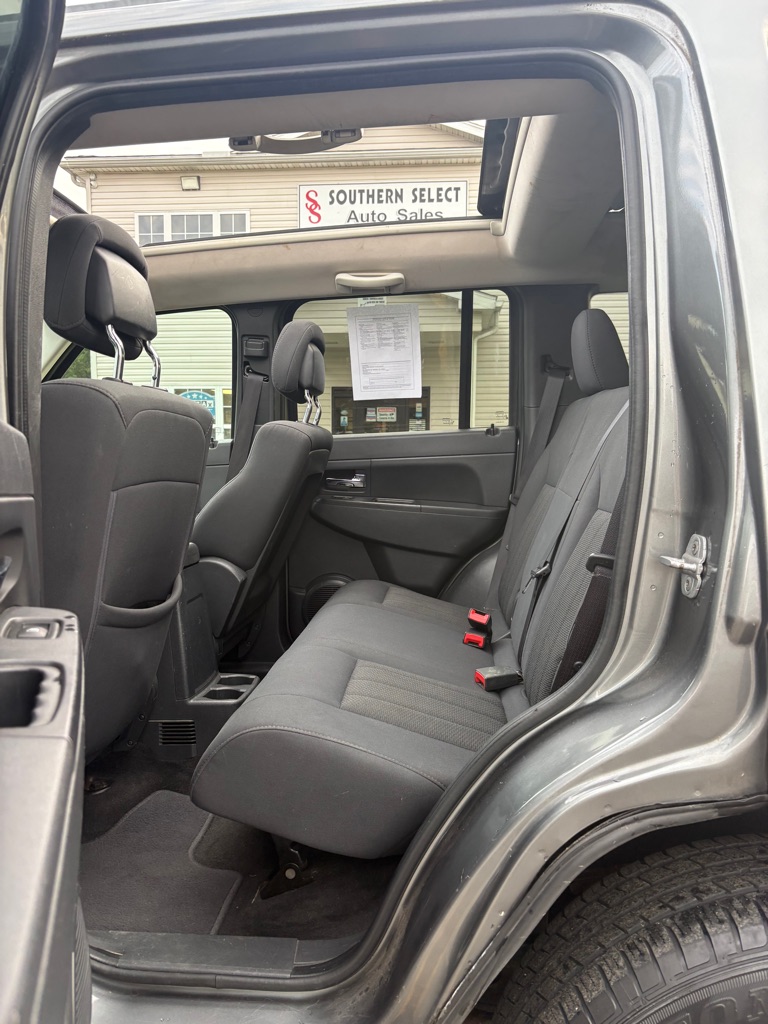 Photo 10 of this JEEP LIBERTY