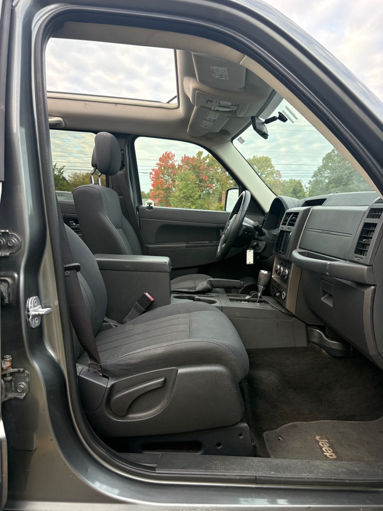 Photo 11 of this JEEP LIBERTY
