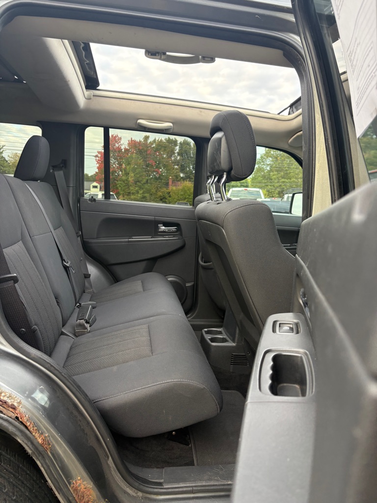 Photo 12 of this JEEP LIBERTY