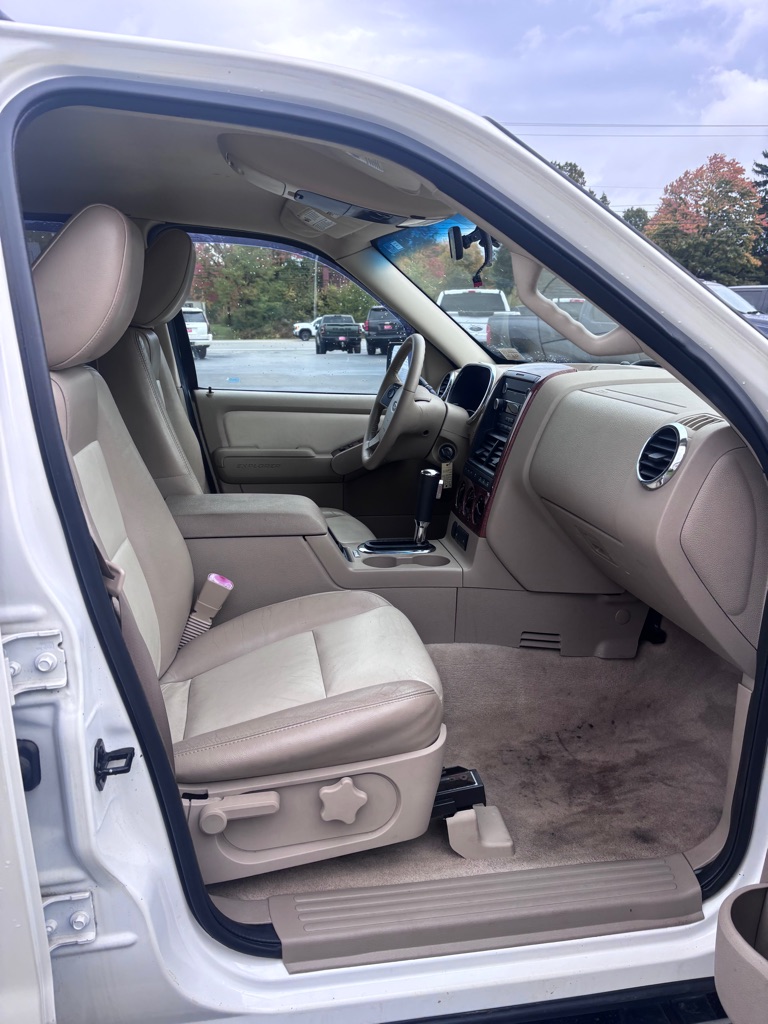 Photo 11 of this FORD EXPLORER