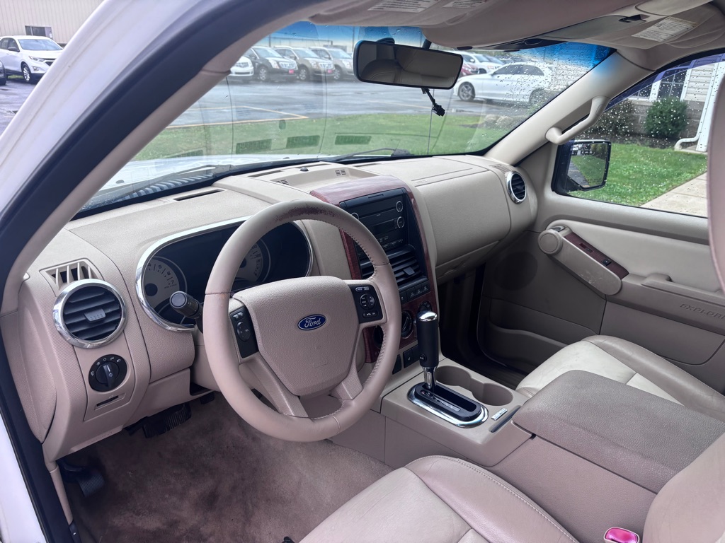 Photo 15 of this FORD EXPLORER