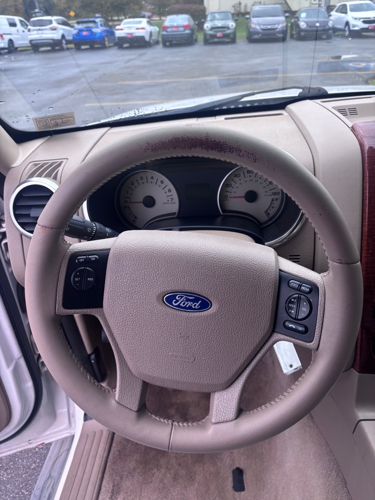 Photo 17 of this FORD EXPLORER