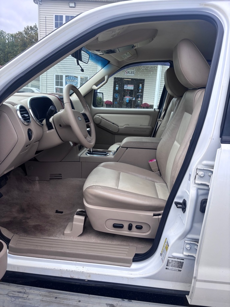 Photo 9 of this FORD EXPLORER