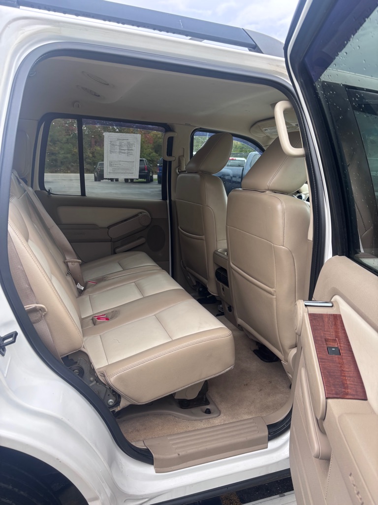 Photo 12 of this FORD EXPLORER
