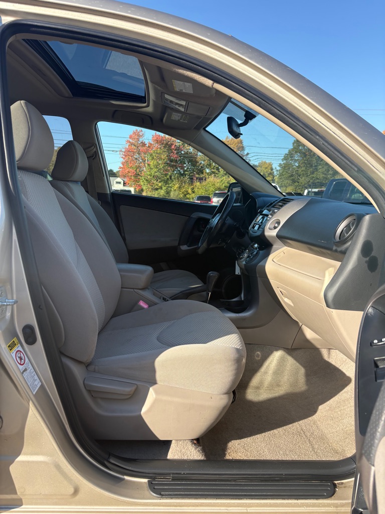 Photo 11 of this TOYOTA RAV4