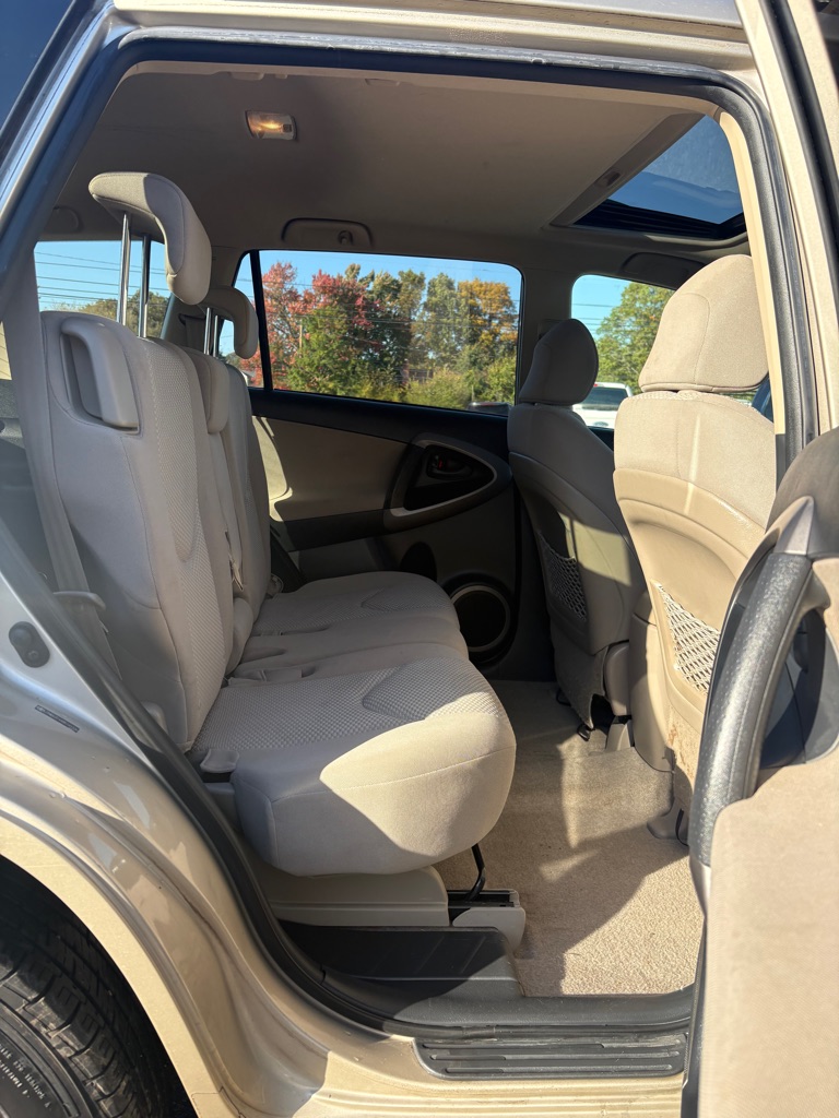 Photo 12 of this TOYOTA RAV4