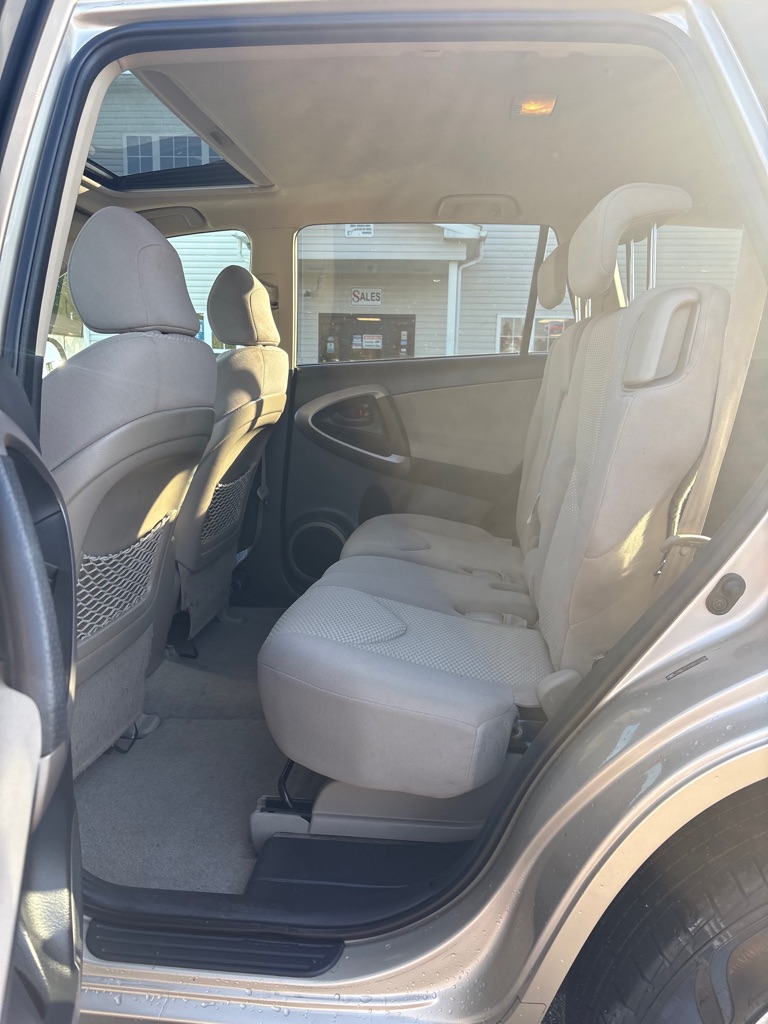 Photo 10 of this TOYOTA RAV4