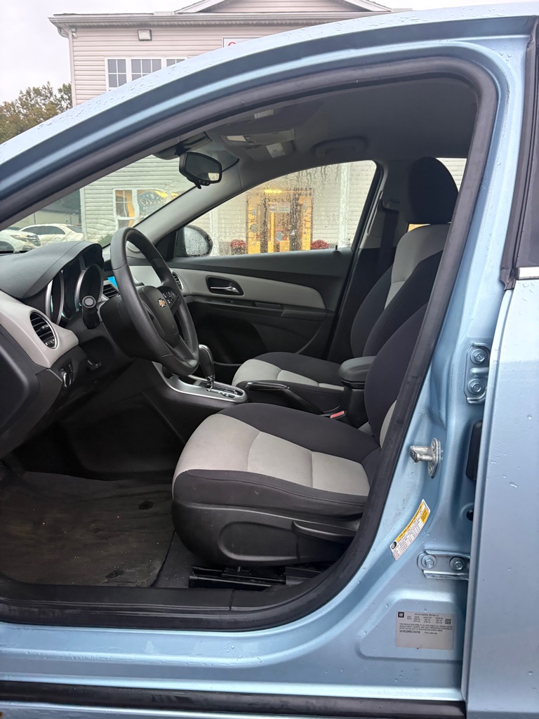 Photo 9 of this CHEVROLET CRUZE