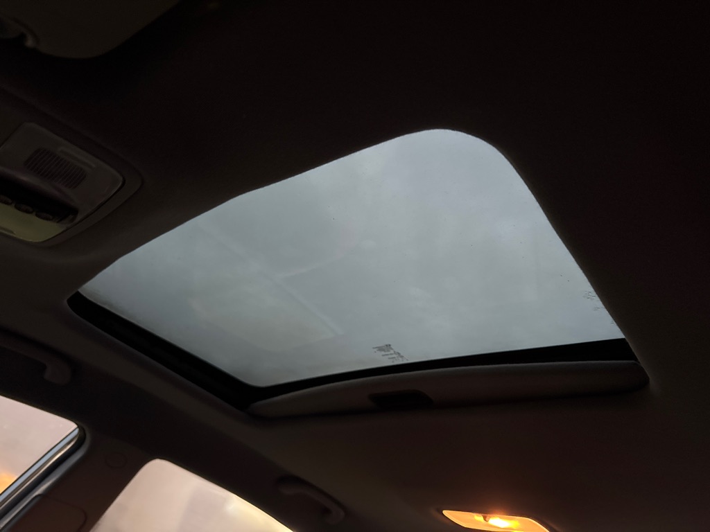 Photo 14 of this HYUNDAI ELANTRA