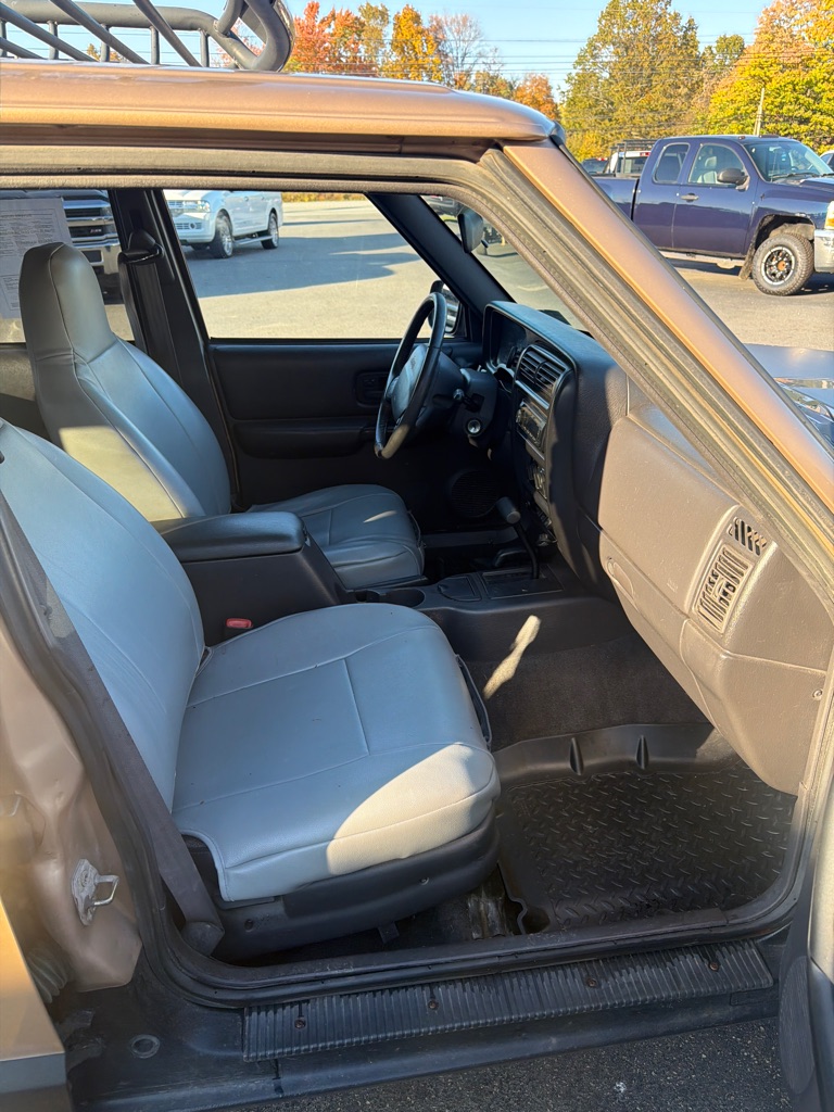 Photo 12 of this JEEP CHEROKEE