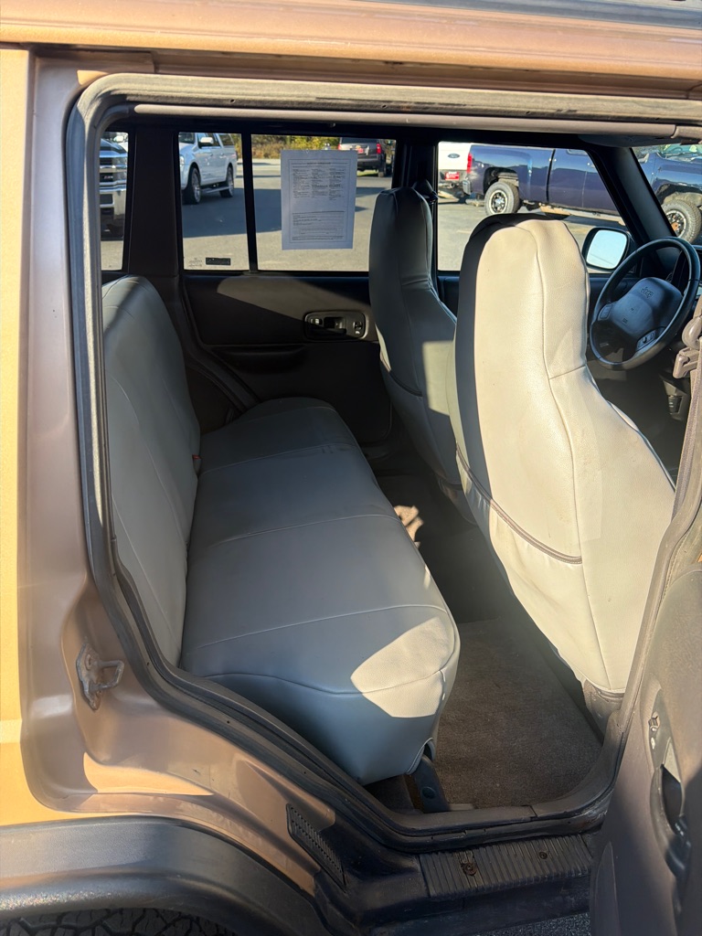 Photo 11 of this JEEP CHEROKEE