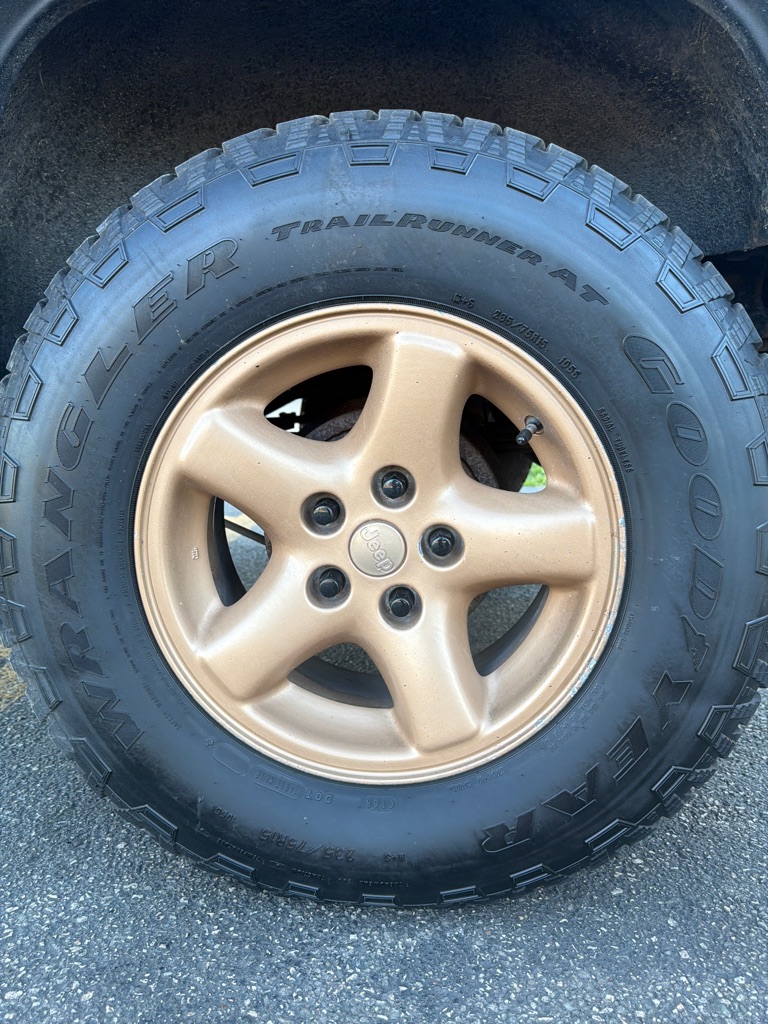 Photo 8 of this JEEP CHEROKEE