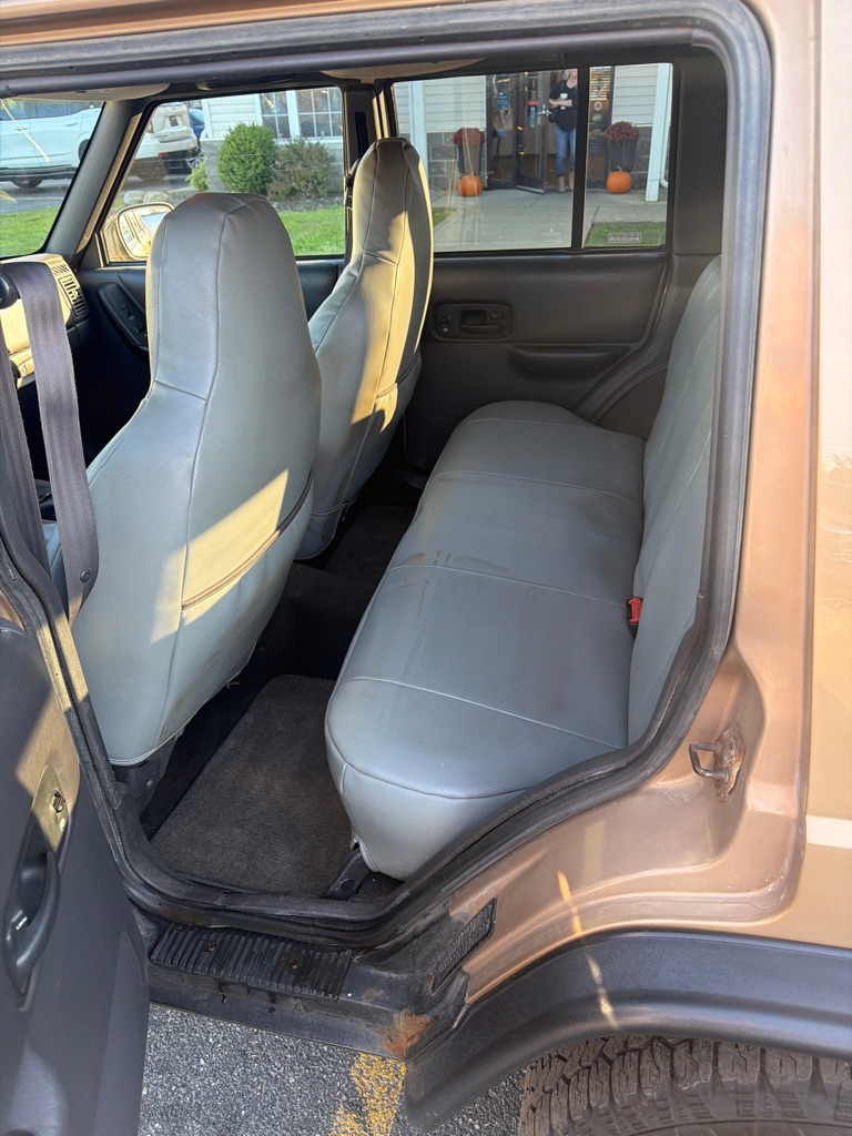 Photo 10 of this JEEP CHEROKEE