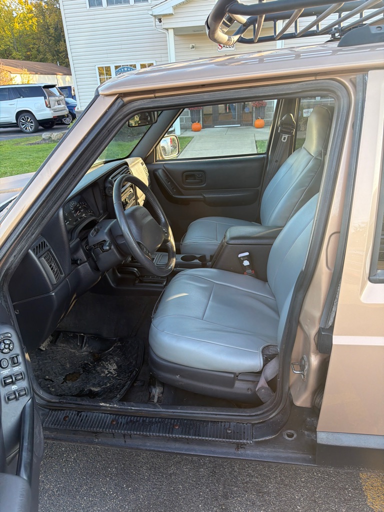 Photo 9 of this JEEP CHEROKEE