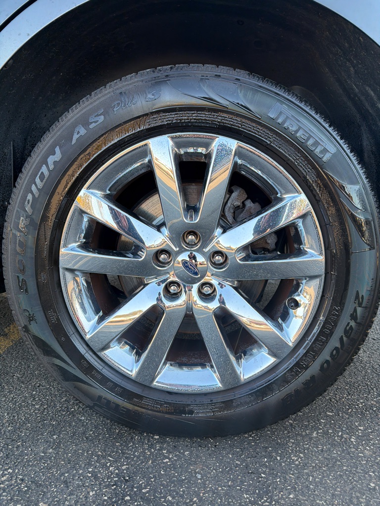 Photo 9 of this FORD EDGE