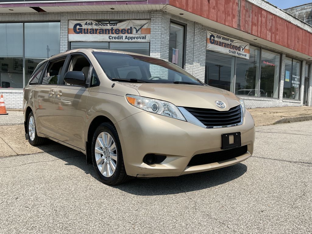 2011 TOYOTA SIENNA
