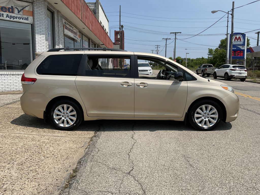 Photo 2 of this TOYOTA SIENNA