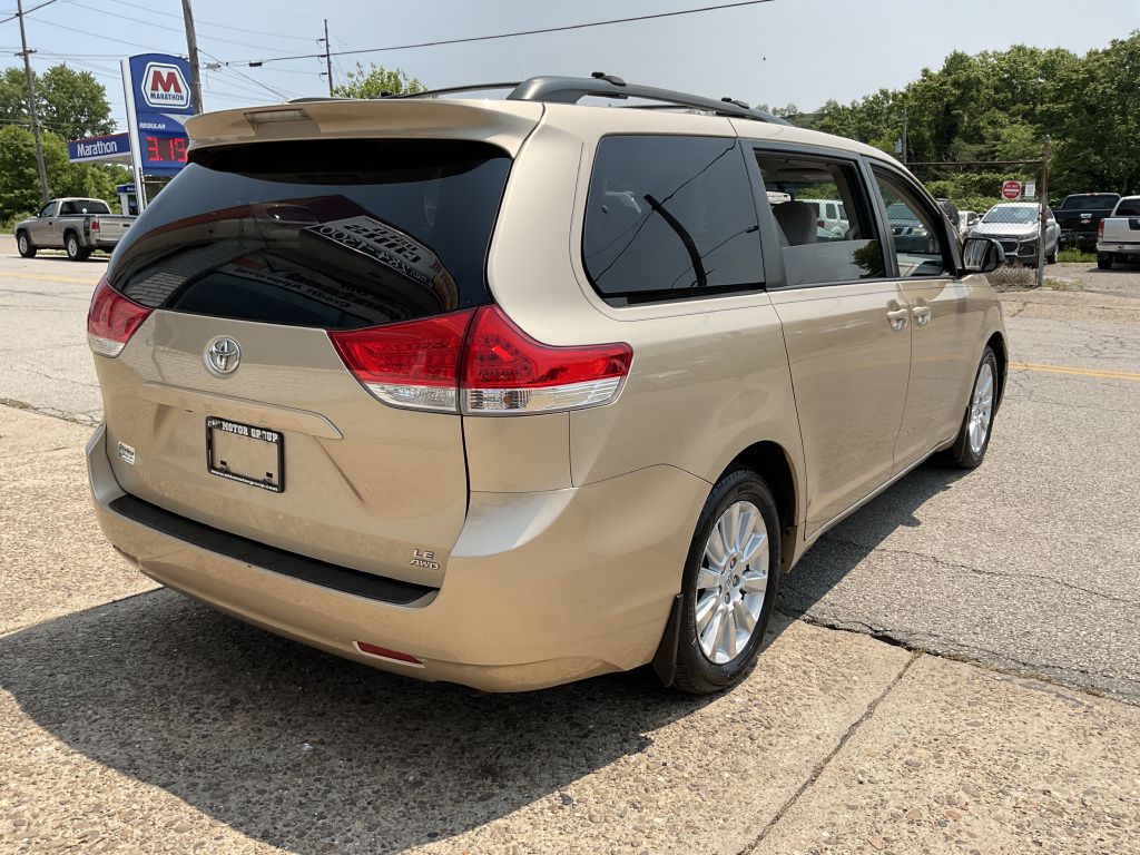 Photo 3 of this TOYOTA SIENNA