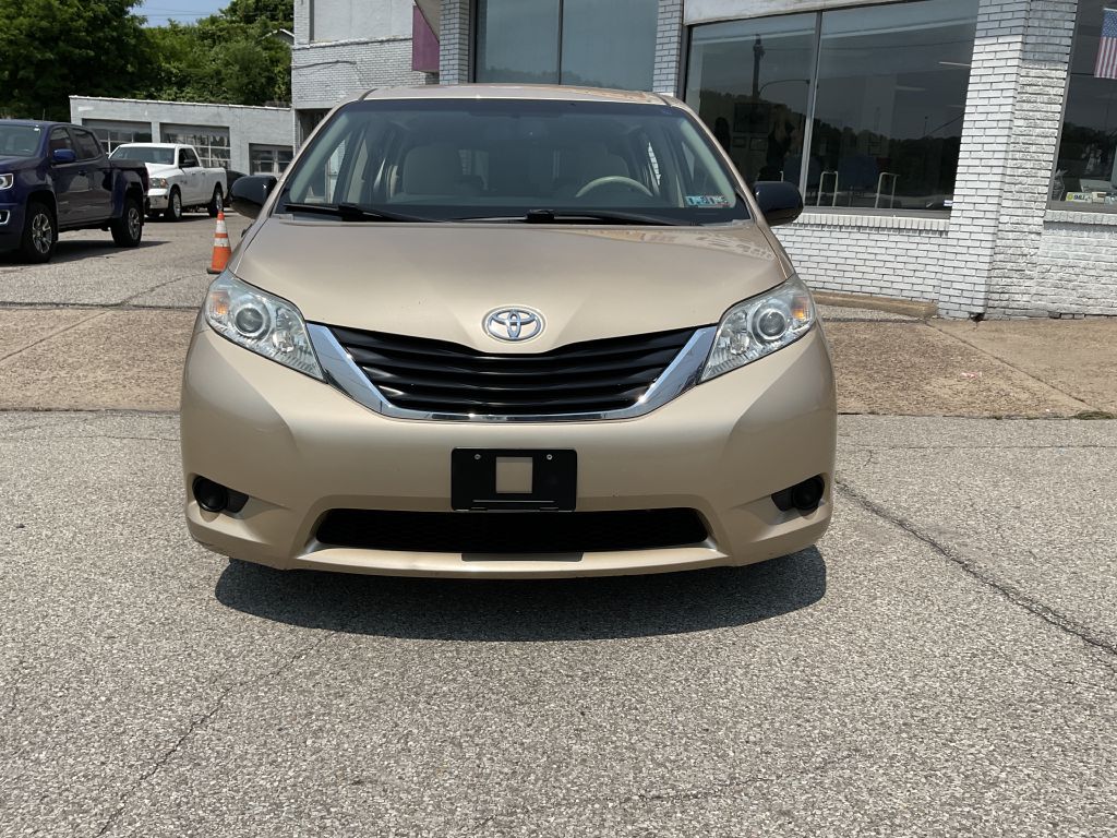 Photo 4 of this TOYOTA SIENNA