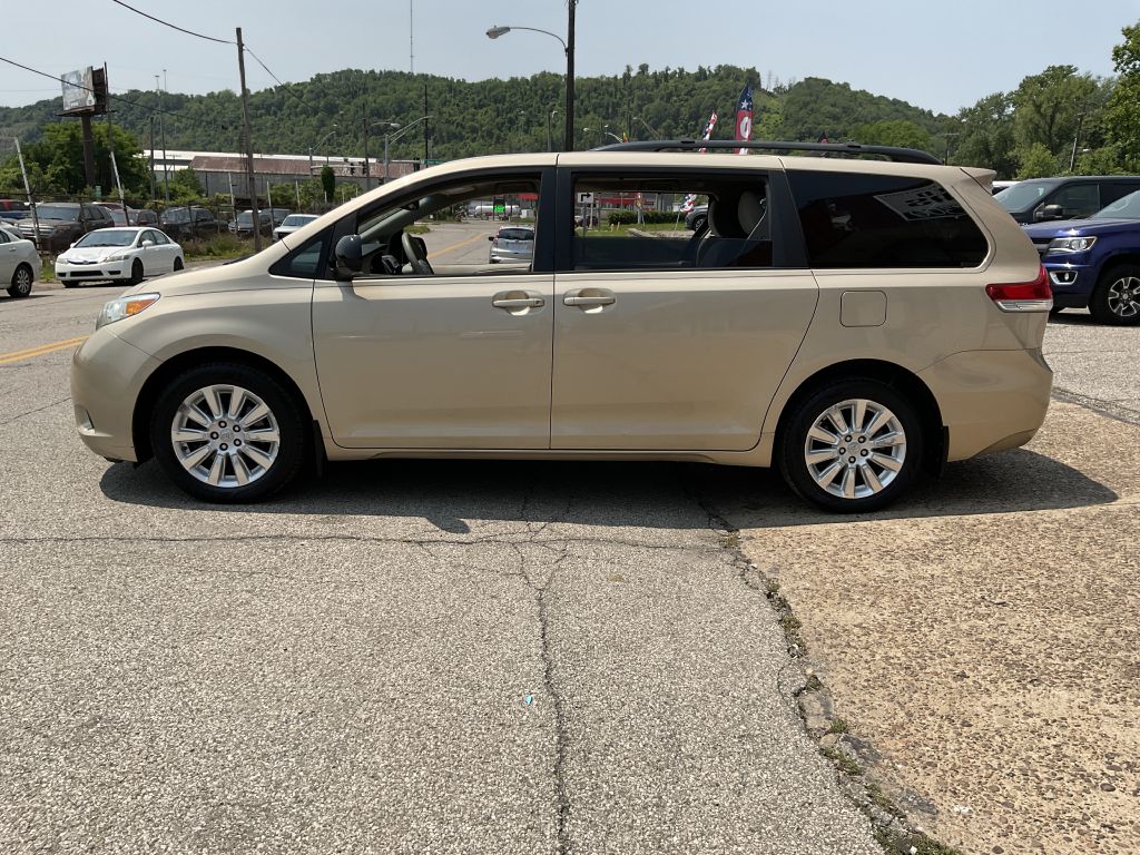 Photo 6 of this TOYOTA SIENNA