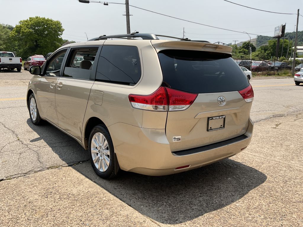 Photo 7 of this TOYOTA SIENNA