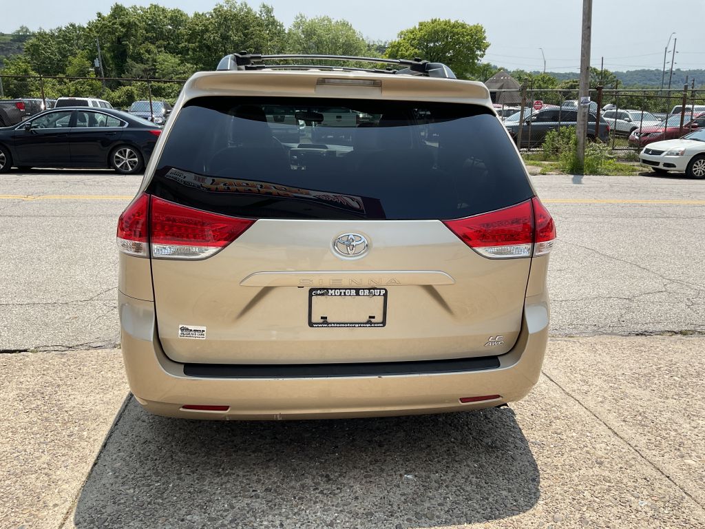 Photo 8 of this TOYOTA SIENNA