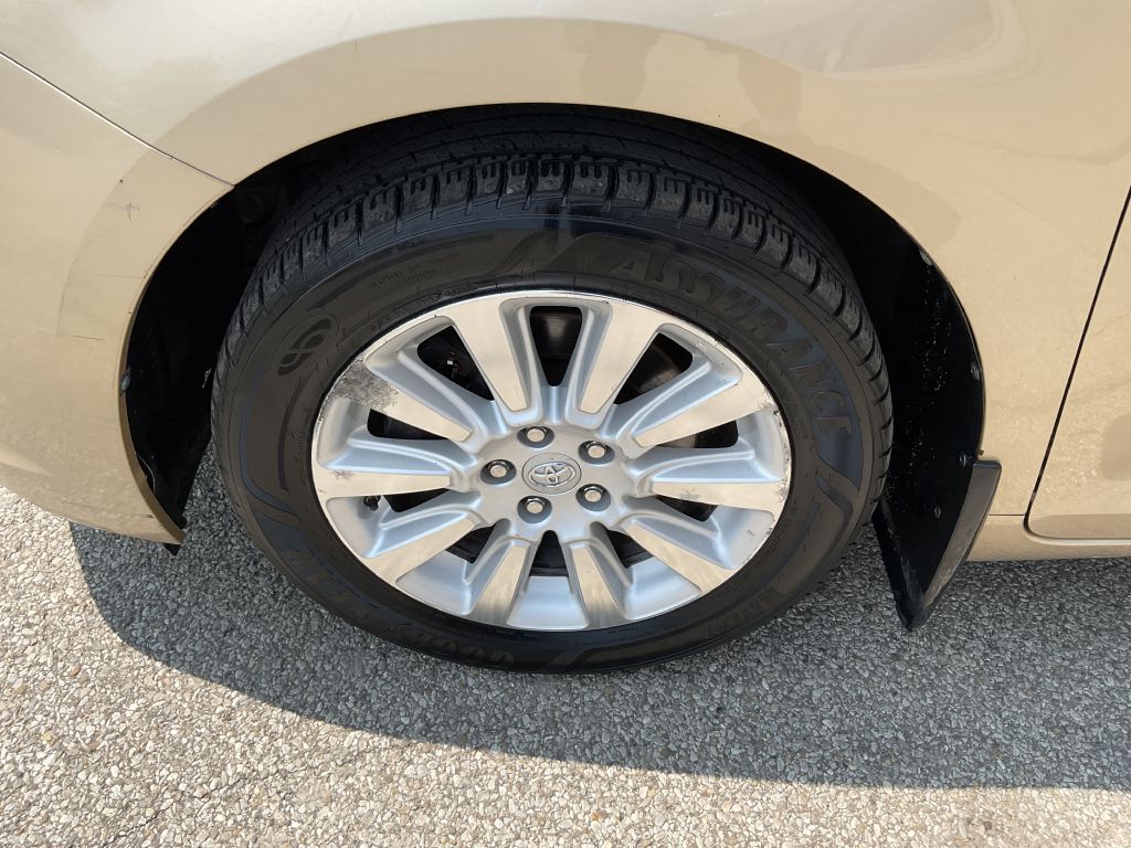 Photo 9 of this TOYOTA SIENNA