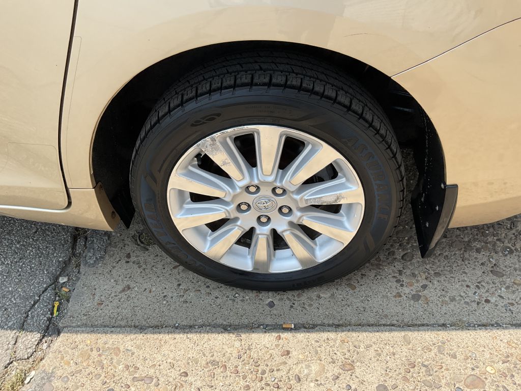 Photo 10 of this TOYOTA SIENNA