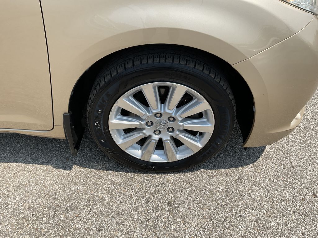 Photo 11 of this TOYOTA SIENNA