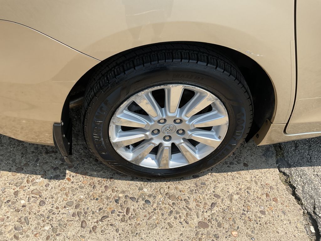 Photo 12 of this TOYOTA SIENNA