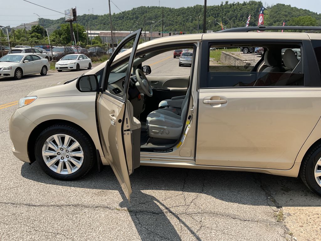 Photo 13 of this TOYOTA SIENNA