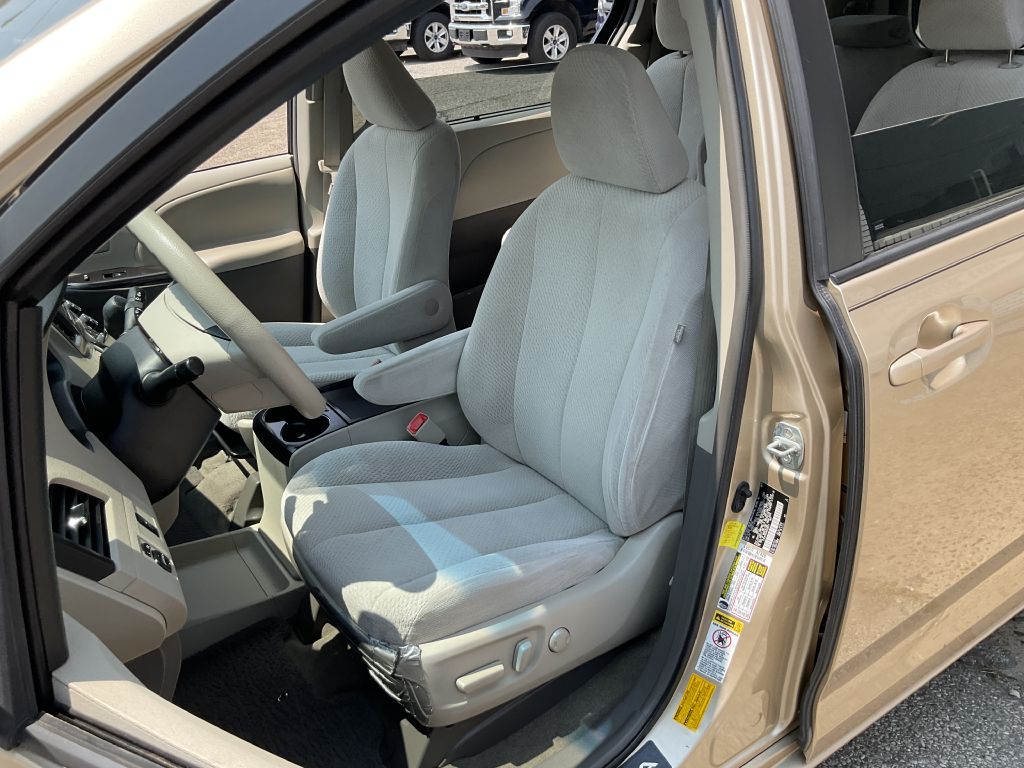Photo 14 of this TOYOTA SIENNA