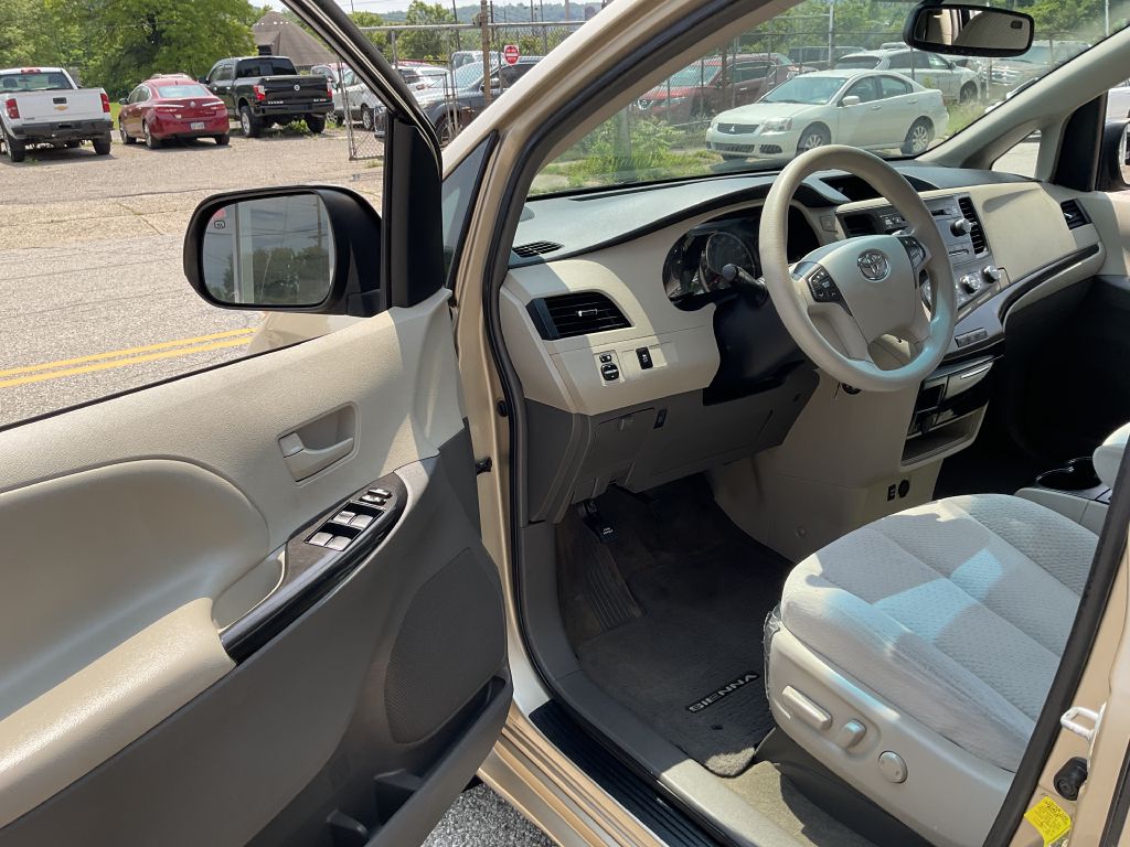 Photo 15 of this TOYOTA SIENNA