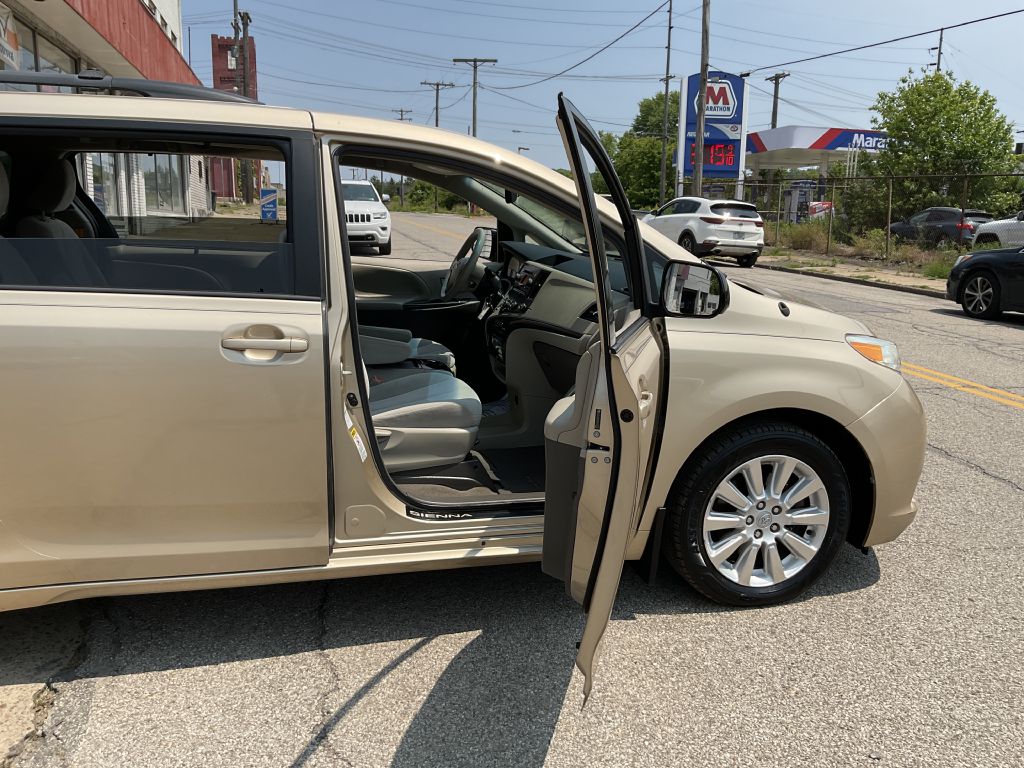Photo 16 of this TOYOTA SIENNA
