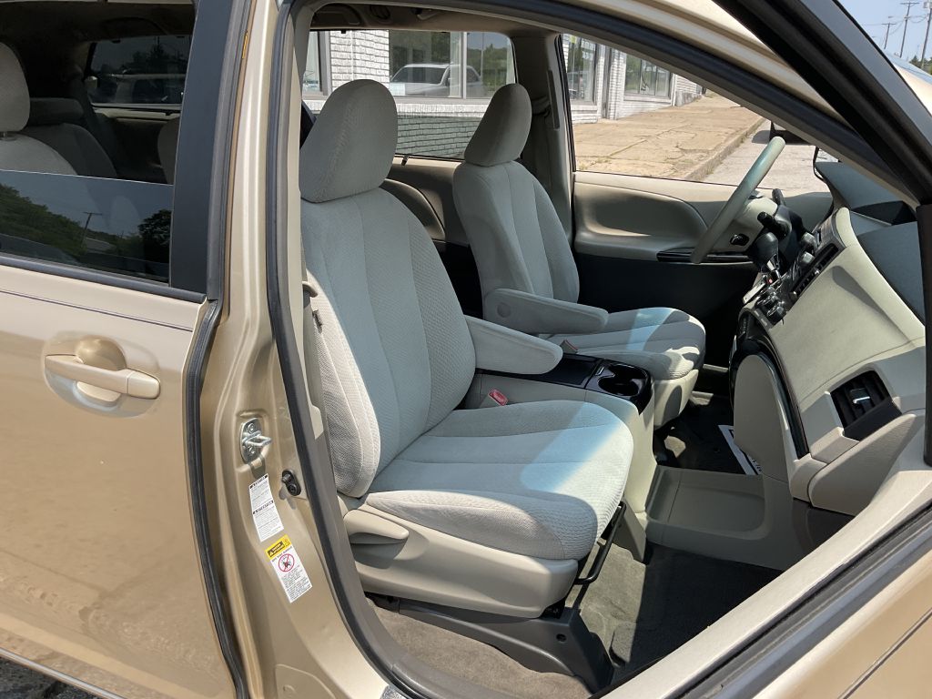 Photo 17 of this TOYOTA SIENNA