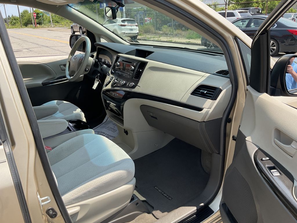 Photo 18 of this TOYOTA SIENNA
