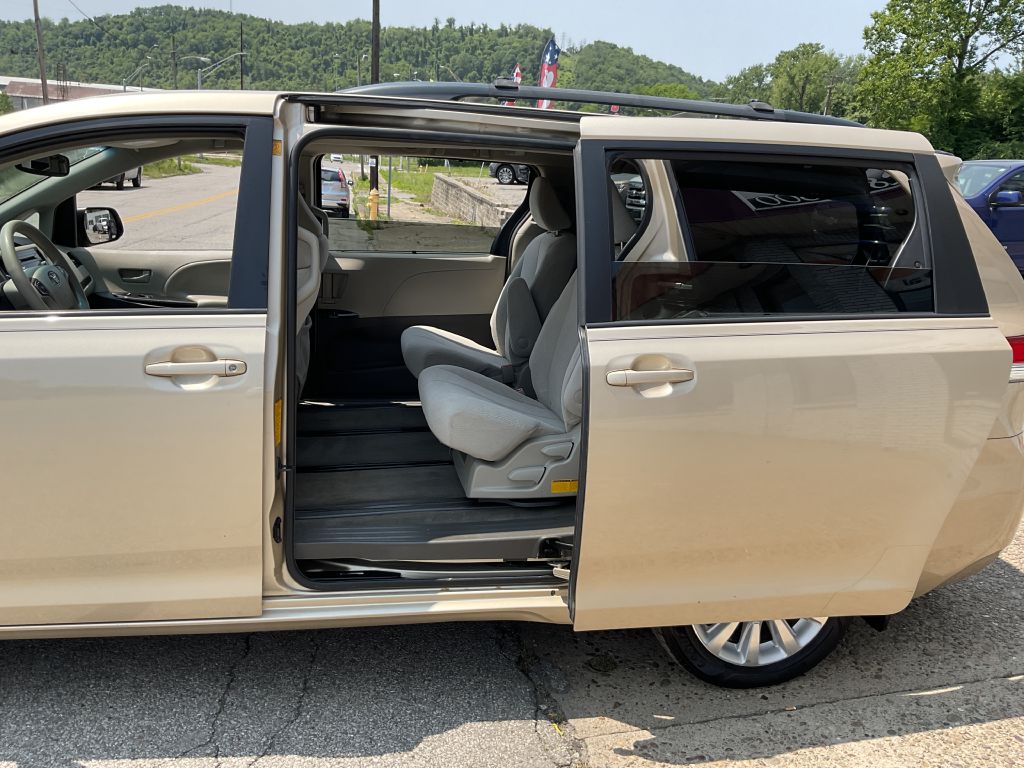 Photo 19 of this TOYOTA SIENNA