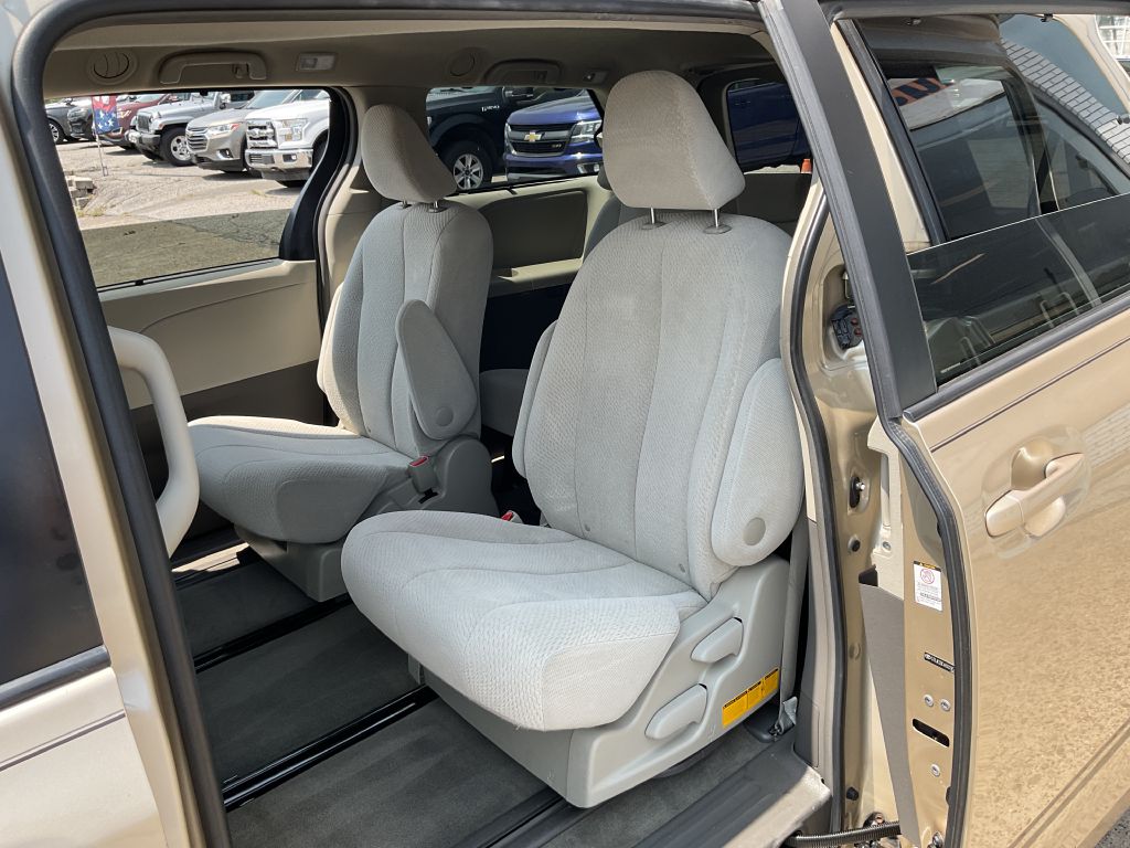 Photo 20 of this TOYOTA SIENNA