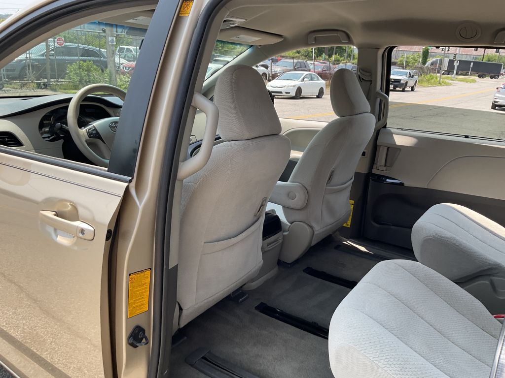 Photo 21 of this TOYOTA SIENNA